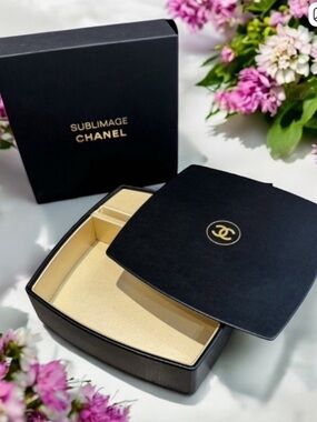 CHANEL SUBLIMAGE Leather
Mirror Vanity Makeup Box NEW!